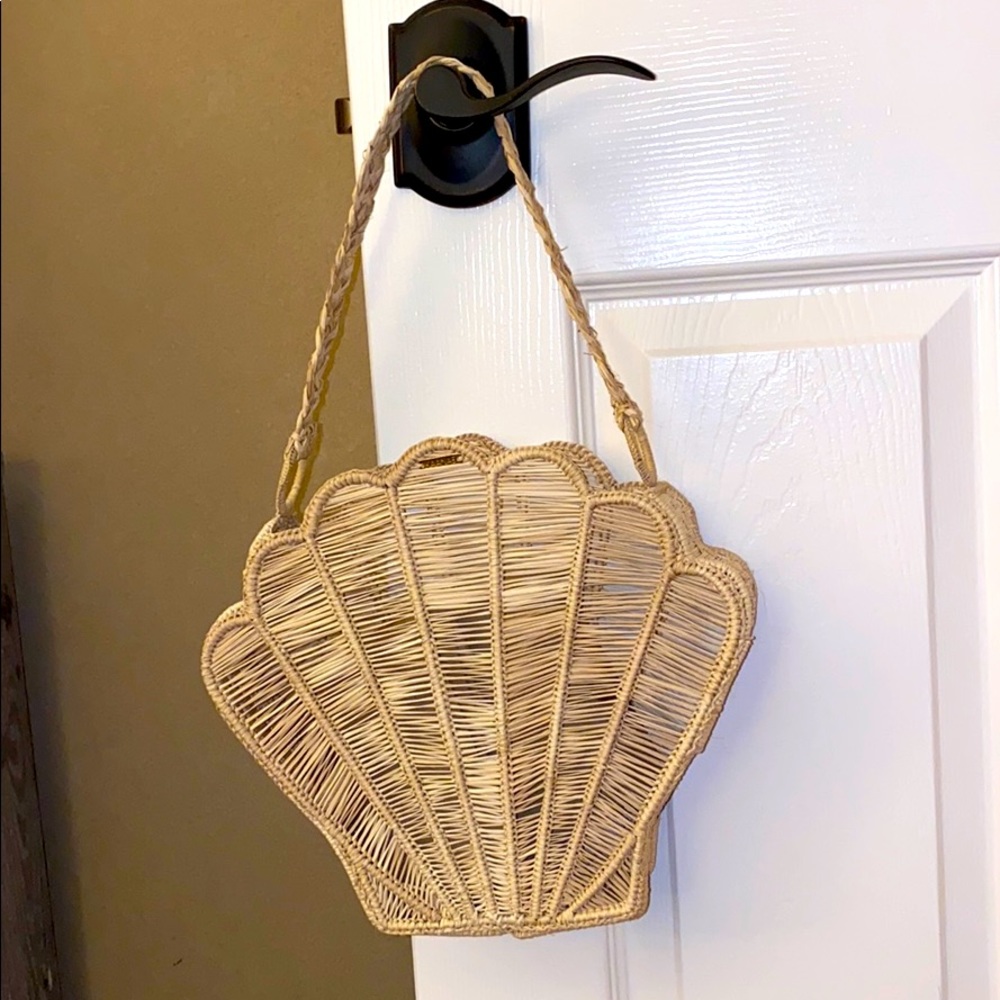 Shell shaped purse